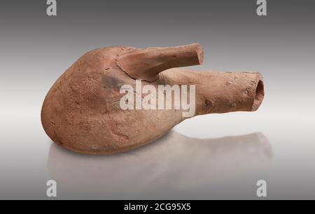 Hethitische Terrakotta-Flasche aus der hethitischen Hauptstadt Hattusa, Hethite New Kingdom 1650-1450 v. Chr., Archäologisches Museum Bogazkale, Türkei. Grauer Hintergrund Stockfoto