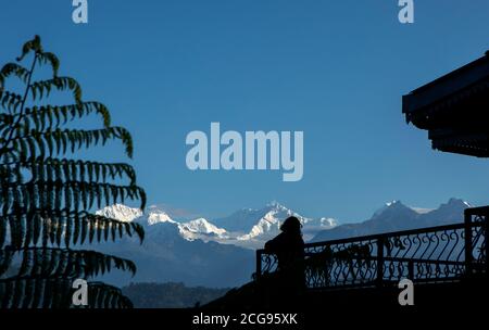 Der mächtige Kanchandzönga mit anderen Schneespitzen im Hintergrund Von einem kleinen Dorf am Hang der Berge auf Der Himalaya vom Balkon eines tou Stockfoto