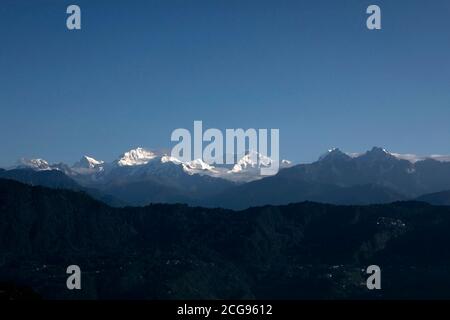 Der mächtige Kanchandzönga mit anderen Schneespitzen im Hintergrund Von einem kleinen Dorf am Hang der Berge auf Der Himalaya in Sikkim Stockfoto