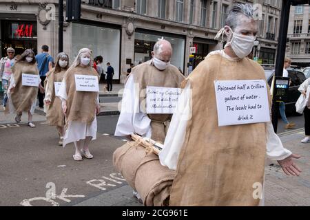 Unterstützer der Umwelt- und Klimagruppe Extinction Rebellion protestieren am 9. September 2020 im Oxford Circus in London gegen die Ethik der Modebranche außerhalb von H&M. XR sagen, dass die Modeindustrie rund 10% aller CO2-Emissionen der Menschheit produziert, mehr als alle internationalen Flüge und die Seeschifffahrt zusammen und dass über 800,000 Tonnen ausrangierter Textilabfälle jährlich in Großbritannien. Stockfoto