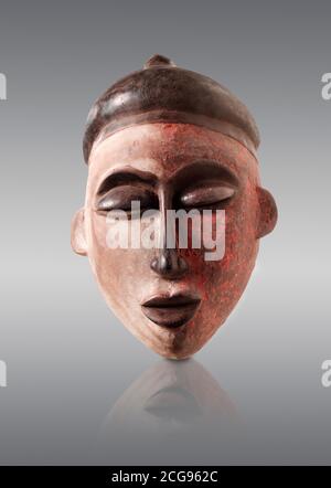 Afrikanische Tribal zeremonielle Gesichtsmaske, traditionelle hölzerne Stammesmaske. Stockfoto