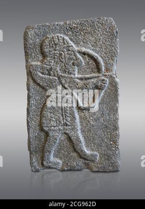 Hittite Relief geschnitzte orthostat Platte eines Bogenschützen aus dem Palast von König Kapara, von Tell Halaf, alten Guzana, Syrien, iX Cent BC, Louvre Museum Stockfoto