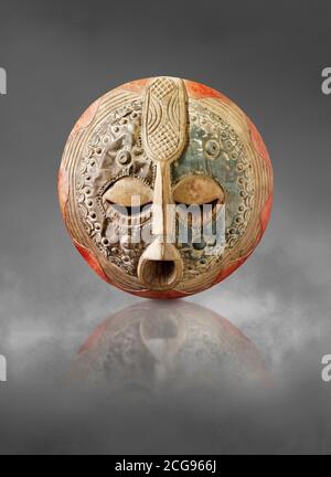 Afrikanische Tribal zeremonielle Gesichtsmaske, traditionelle hölzerne Stammesmaske. Stockfoto