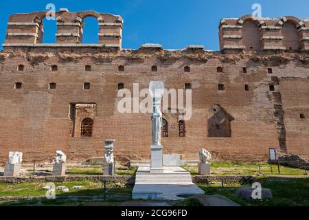 Rote Basilika ist ein monumentaler ruinierter Tempel in der antiken Stadt Pergamon oder Pergamon, jetzt Bergama.der Tempel der ägyptischen Götter (Serapeion).Türkei Stockfoto