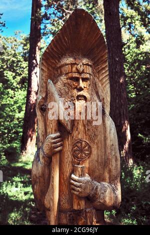 Das Hochland des slawischen Perun-gottes. Perun slawische heidnische Idole auf dem Waldtempel. Altes hölzernes Idol des slawischen skandinavischen gottes. Stockfoto