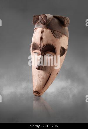 Afrikanische Tribal zeremonielle Affen Maske, traditionelle hölzerne Stammesmaske. Stockfoto