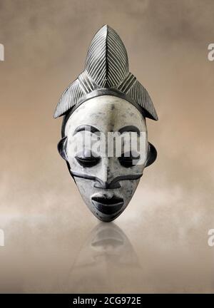 Afrikanische Tribal zeremonielle Gesichtsmaske, traditionelle hölzerne Stammesmaske. Stockfoto