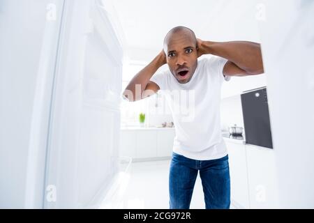 Portrait von seinem er schön attraktiv besorgt Angst betäubt Kerl Suchen in leeren Kühlschrank nach Partei Mangel an gesunden Lebensmitteln In modernem Hellweiß Stockfoto