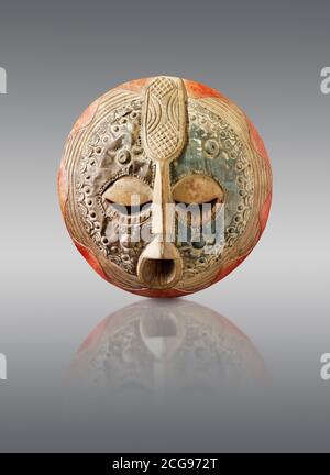 Afrikanische Tribal zeremonielle Gesichtsmaske, traditionelle hölzerne Stammesmaske. Stockfoto