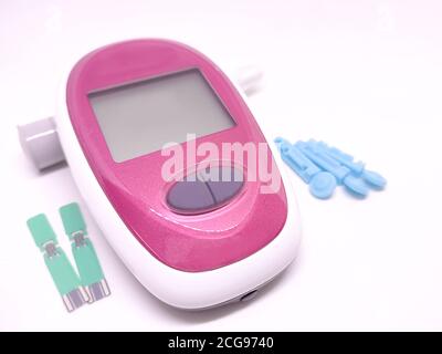 Diabetischer Satz Lanzette mit Ersatznadeln, Glucometer, Streifen, isoliert auf weißem Hintergrund im Konzept von Diabetes, Blutzuckermessung. Stockfoto