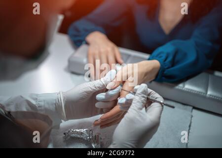 Nahaufnahme und Maniküre Künstler machen Nagel Reinigung und Polieren Stockfoto