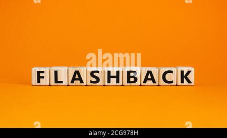 Holzwürfel mit dem Wort 'Flashback'. Schöner orangefarbener Hintergrund. Geschäfts- und Bildungskonzept. Speicherplatz kopieren. Stockfoto
