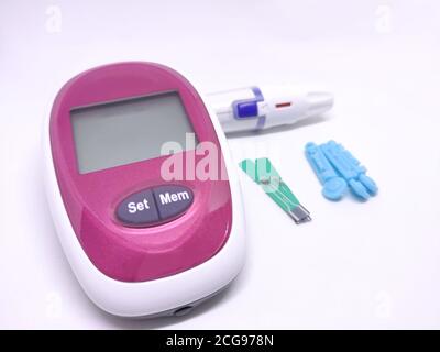 Diabetischer Satz Lanzette mit Ersatznadeln, Glucometer, Streifen, isoliert auf weißem Hintergrund im Konzept von Diabetes, Blutzuckermessung. Stockfoto