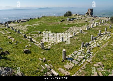 Bergama Akropolis. Trajan-Tempel und Torbögen in den Ruinen der antiken Stadt Pergamon (Bergama), Izmir, Türkei. Stockfoto