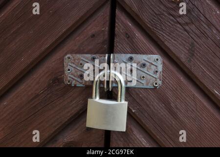 Metallvorhängeschloss am Tor. Geschlossene Tür. Stockfoto