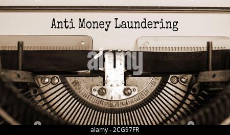 Wörter 'Anti Money Laundering' auf Retro-Schreibmaschine geschrieben. Geschäftskonzept. Stockfoto