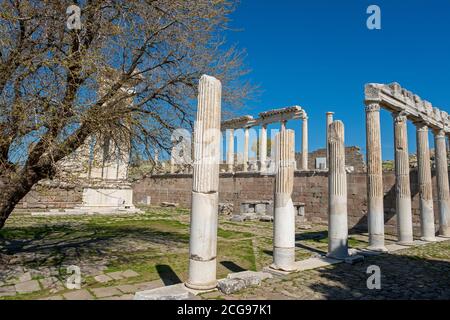 Bergama Akropolis. Trajan-Tempel und Torbögen in den Ruinen der antiken Stadt Pergamon (Bergama), Izmir, Türkei. Stockfoto