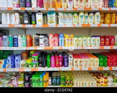 Laayoune, Marokko - 2. FEBRUAR 2020: Hautpflege- und Schönheitsprodukte im Supermarkt in Laayoune, Marokko. Stockfoto