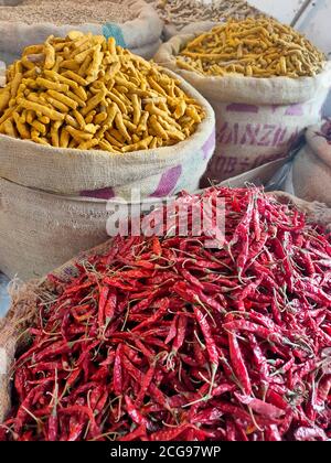 Dhaka, Bangladesch - 06. juli 2020: Gewürzmarkt. Bunte Gewürze und Kräuter werden in einem Geschäft eines Gewürzmarktes in Dhaka, Bangladesch, ausgestellt. Stockfoto