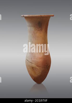 Hethitische Keramikvase aus der hethitischen Hauptstadt Hattusa, Hethit Middle Kingdom 1650-1450 v. Chr., Archäologisches Museum Bogazkale, Türkei. Grauer Hintergrund Stockfoto