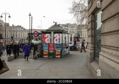 Ein- und Ausgang der Charing Cross U-Bahnstation mit Menschen und Touristen Kiosken auf Strand und Trafalgar Square Ecke gesehen. Stockfoto