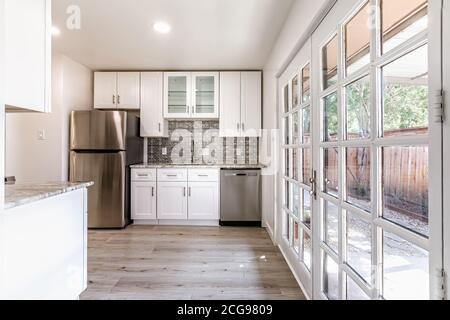 Neue moderne Küche in einer Wohnung mit Geräten aus Edelstahl. Echtes Foto Stockfoto