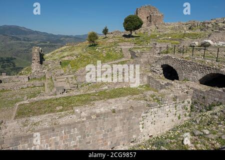 Bergama Akropolis. Trajan-Tempel und Torbögen in den Ruinen der antiken Stadt Pergamon (Bergama), Izmir, Türkei. Stockfoto