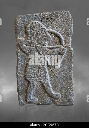 Hittite Relief geschnitzte orthostat Platte eines Bogenschützen aus dem Palast von König Kapara, von Tell Halaf, alten Guzana, Syrien, iX Cent BC, Louvre Museum Stockfoto