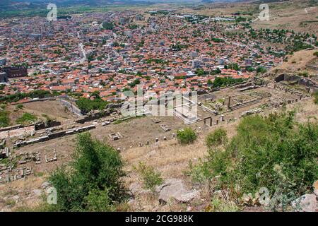 Bergama Akropolis. Trajan-Tempel und Torbögen in den Ruinen der antiken Stadt Pergamon (Bergama), Izmir, Türkei. Stockfoto