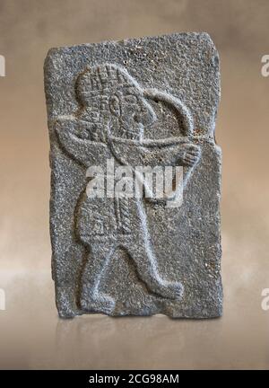 Hittite Relief geschnitzte orthostat Platte eines Bogenschützen aus dem Palast von König Kapara, von Tell Halaf, alten Guzana, Syrien, iX Cent BC, Louvre Museum Stockfoto