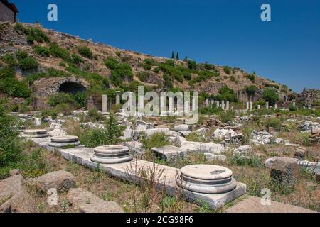 Bergama Akropolis. Trajan-Tempel und Torbögen in den Ruinen der antiken Stadt Pergamon (Bergama), Izmir, Türkei. Stockfoto