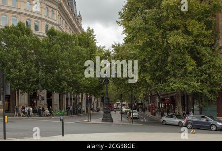 Northumberland Avenue ist eine der Straßen, die vom Trafalgar Square in andere Teile Londons führen. Stockfoto