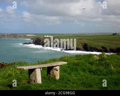 Raue Meere überwölben die Küste bei Angrouse Cliff, Poldhu, von Mullion aus gesehen, Cornwall. Stockfoto