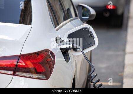 Leipzig, Deutschland, 09-08-2020 Ladekabel und Stecker eines Elektroautos während des Ladevorgangs Stockfoto