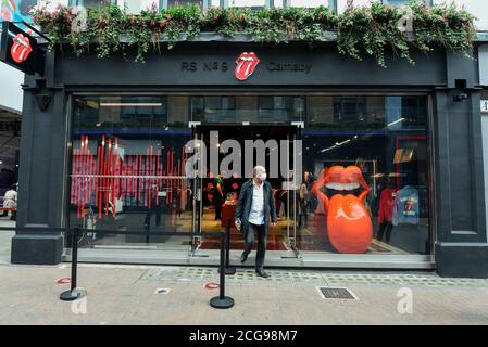 London, Großbritannien. September 2020. Das Äußere des neuen RS No.9 Carnaby-Geschäfts in der Carnaby Street, das heute für die Öffentlichkeit geöffnet ist. Das Geschäft wurde als ultimatives Erlebnis für Rolling Stones-Fans konzipiert und erstreckt sich über zwei Etagen, auf denen Rolling Stones Limited Edition-Artikel, Kleidung und Sammlerstücke, viele davon mit dem kultigen roten Zungendesign, angeboten werden. Kredit: Stephen Chung / Alamy Live Nachrichten Stockfoto