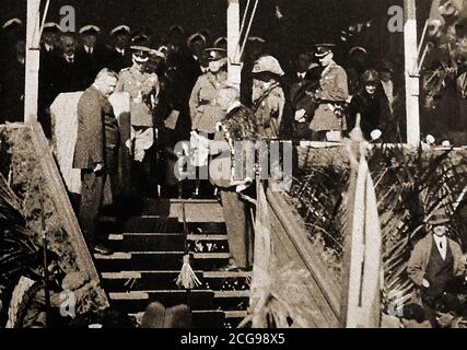 1920 Prinz Edward in Neuseeland wird von der Maori-Gemeinschaft im Arawa Park, Rotorua, mit einer Maori-Matte überreicht. Aka Duke of Windsor (Edward Albert Christian George Andrew Patrick David; 1894 – 1972), wurde König Edward VIII. Des Vereinigten Königreichs und des Britischen Reiches, und Kaiser von Indien, vom 20. Januar 1936 bis zu seiner Abdankung am 11. Dezember des Jahres. Er verursachte Kontroversen in Australien über rassistische Bemerkungen über Aborigines, die wie Affen sind. Stockfoto