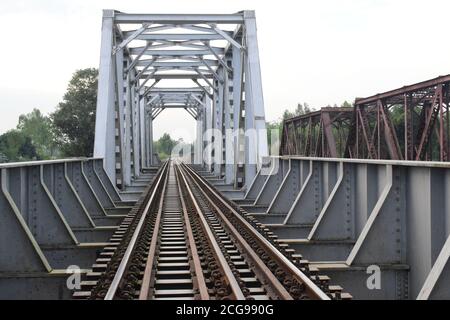 Eisen machte riesige Eisenbahnbrücke mit Eisenbahnschienen Stockfoto