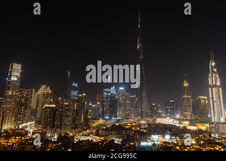 11/2020 - Dubai, Vereinigte Arabische Emirate: Ikonisches Panorama bei Nacht des Burj Khalifa und Dubai Skyline mit schönen Nachtfarben auf anderen Wolkenkratzern i Stockfoto