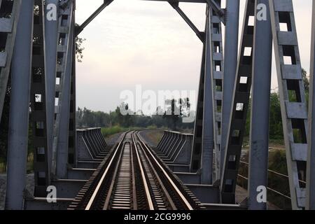 Eisen machte riesige Eisenbahnbrücke mit Eisenbahnschienen Stockfoto