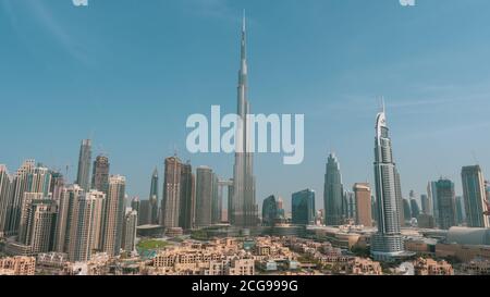 11/2020 - Dubai, Vereinigte Arabische Emirate: Ikonisches Panorama Dubai Skyline während des Tages mit Burj Khalifa und anderen Wolkenkratzern im Nahen Osten. ' Stockfoto