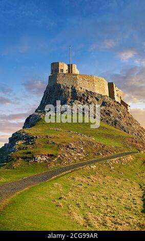 Lindisfarne Castle -16. Jahrhundert Schloss bei Sonnenuntergang, Holy Island, Lindisfarne, Northumberland, England Stockfoto