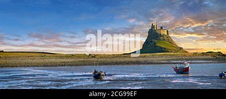 Lindisfarne Castle & Fischerboot ar Sonnenuntergang - 16. Jahrhundert Schloss, Holy Island, Lindisfarne, Northumberland, England Stockfoto