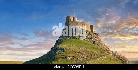 Lindisfarne Castle -16. Jahrhundert Schloss bei Sonnenuntergang, Holy Island, Lindisfarne, Northumberland, England Stockfoto