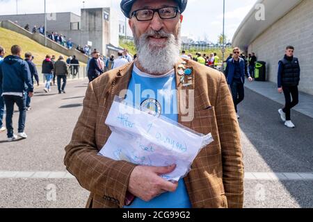 Ein Manchester City Fußballfan sucht vor dem Amex Stadium nach EINEM Ersatzticket für das Finale der Saison und den Premier League Title Clincher. Stockfoto