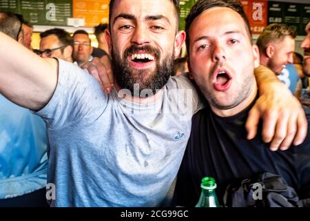 Manchester City Football-Fans feiern den Gewinn des Premier League-Titels im Finale der Saison 2018-2019 im Amex Stadium, Brighton, Großbritannien. Stockfoto