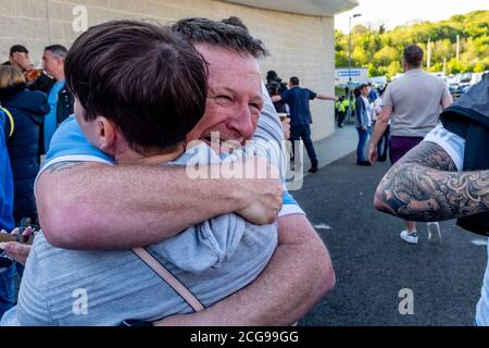 Manchester City Football-Fans feiern den Gewinn des Premier League-Titels im Finale der Saison 2018-2019 im Amex Stadium, Brighton, Großbritannien. Stockfoto