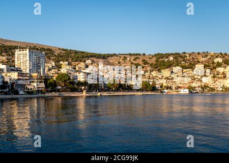 Ein Weitwinkel Blick auf die Stadt Saranda, Albanien. Stockfoto