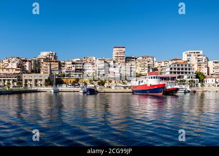 Ein Weitwinkel Blick auf die Stadt Saranda, Albanien. Stockfoto