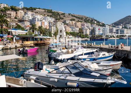 Vergnügungsboote Im Hafen, Saranda, Albanien. Stockfoto