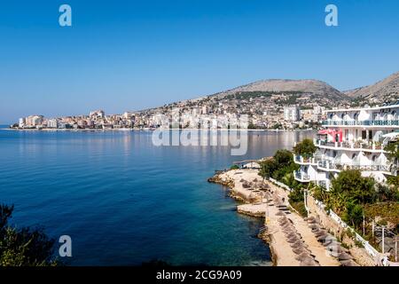 Ein Weitwinkel Blick auf die Stadt Saranda, Albanien. Stockfoto